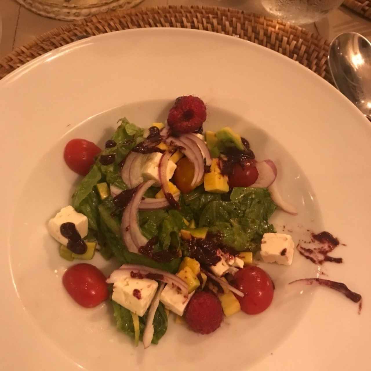 ensalda con frambuesa, queso feta y aguacate