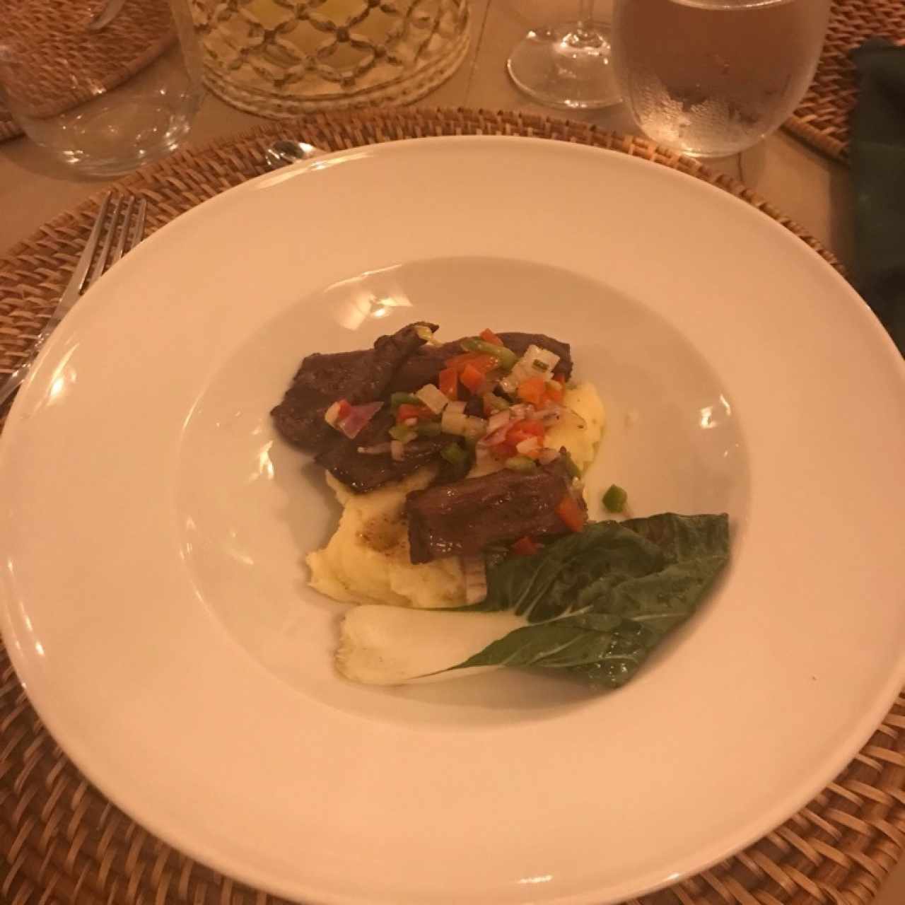 Entraña con pure de papa y pak choi