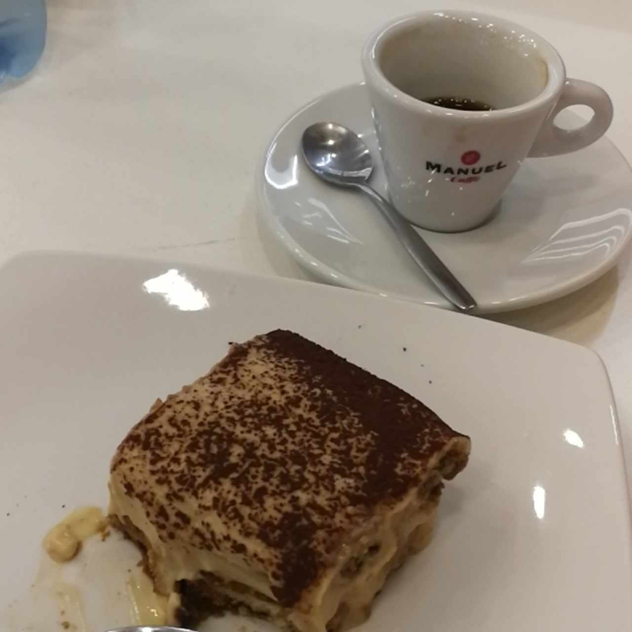 tiramisú y café americano