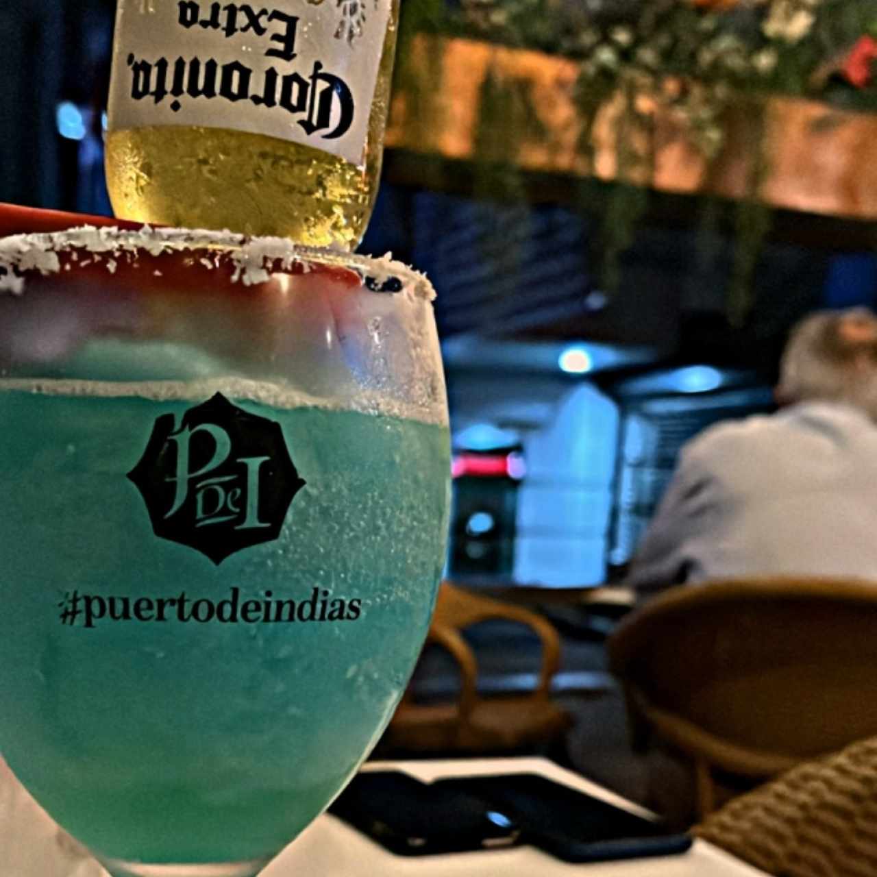 Super rico, probe las margarotas de blue y maracuya, estuvieron super de sabor y de licor, la verdad que con 2 quedas bien happy, tambien probe la corvina apanada con yuca al moho y estuvo luy crujiente y delicioso. Ña etencion fue buena, el ambiente afuera estuvo mejor que ademtro.