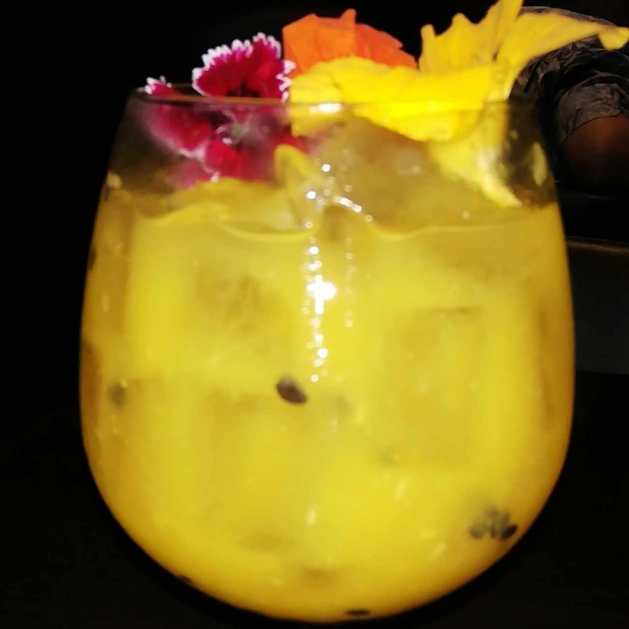 Coctel con gin y maracuyá