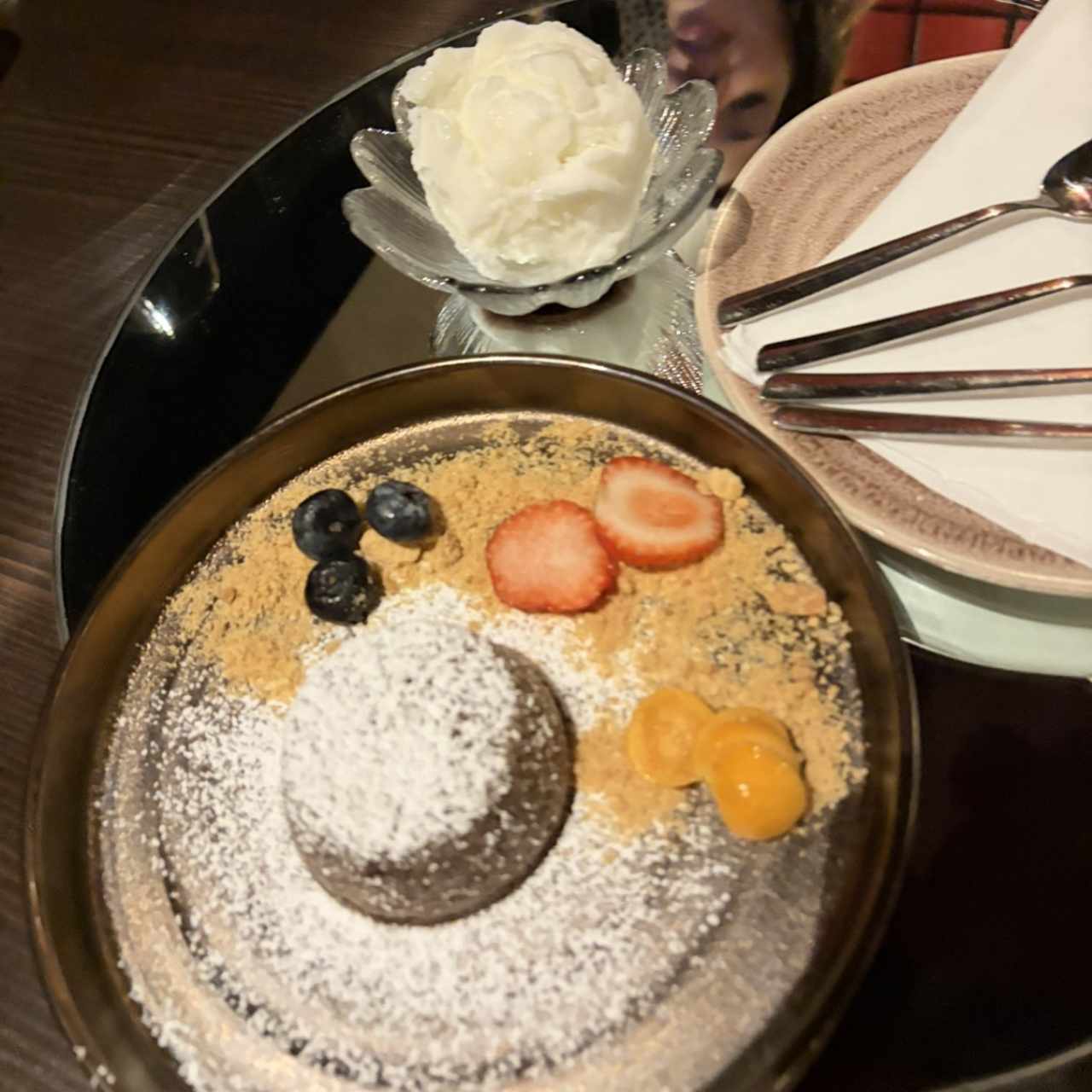 Postre volcan de chocolate y helado de lichi 