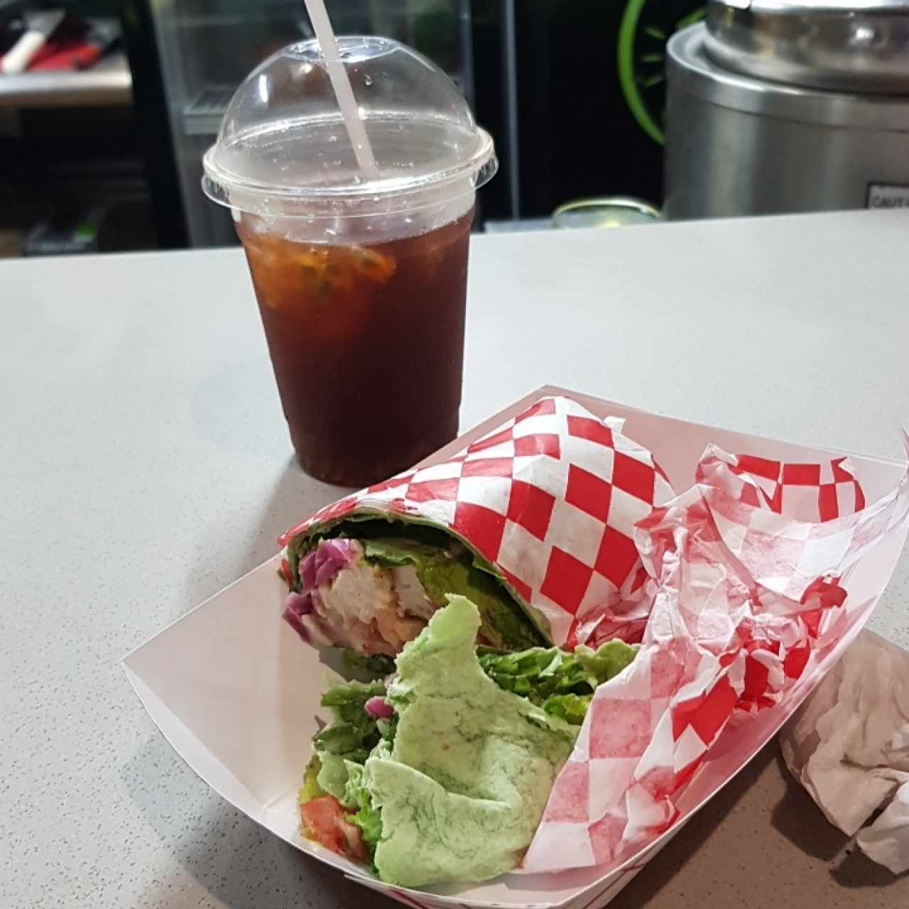 wrap de pollo e infusion de maracuya
