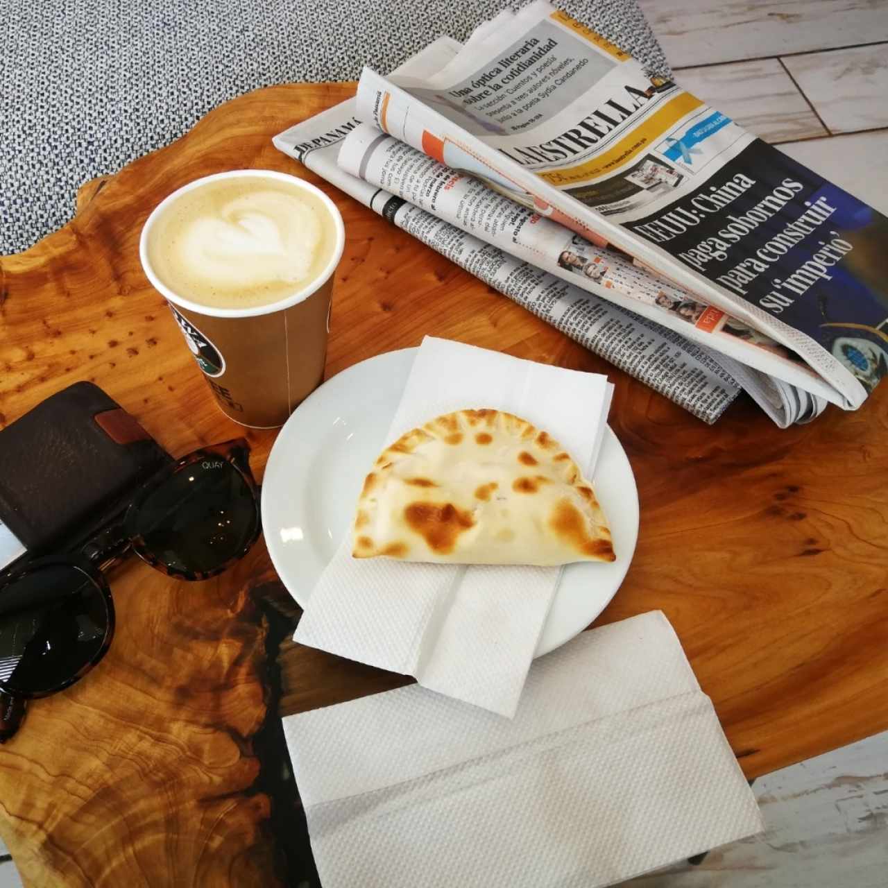 cappuccino y empanada de queso feta con jamón