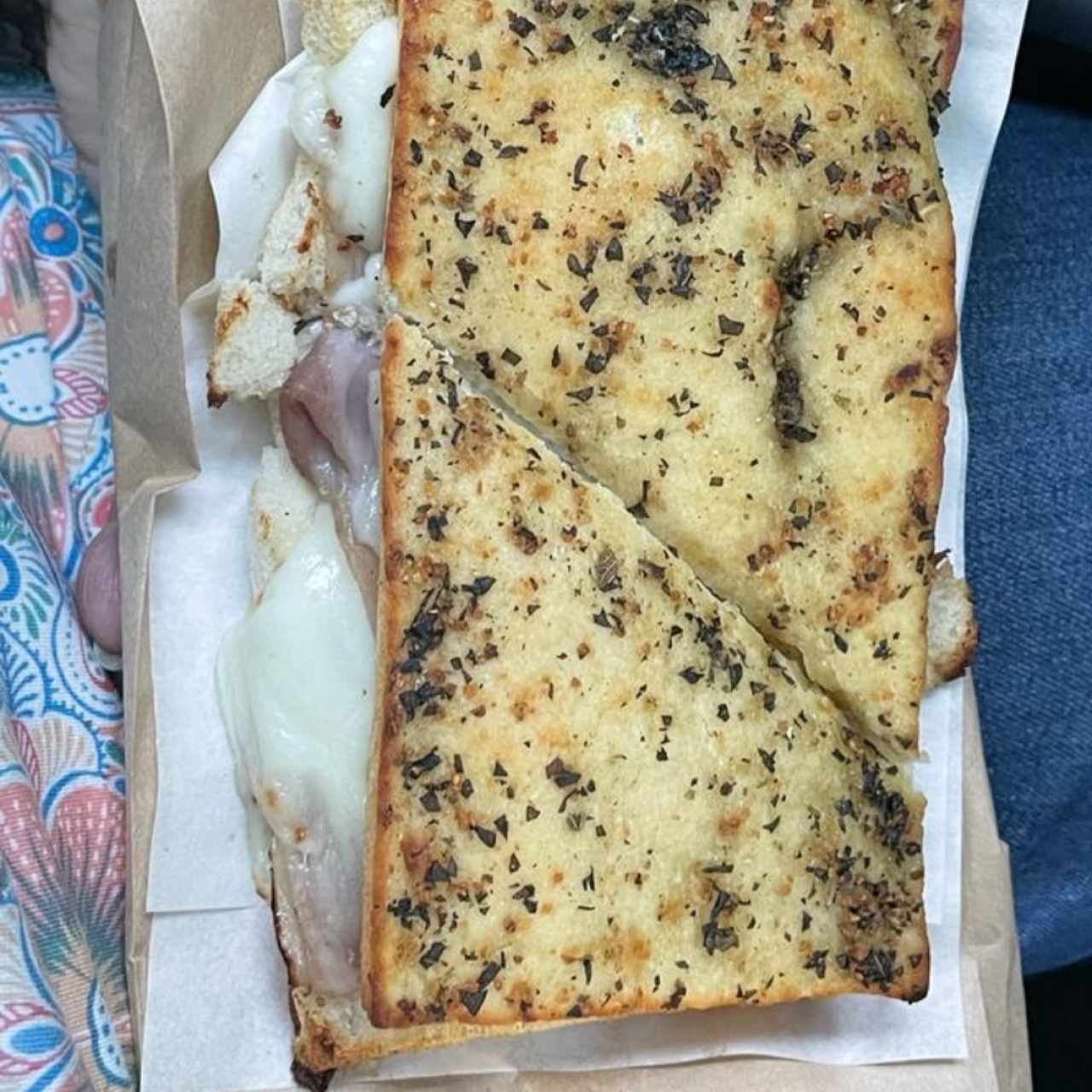 Focaccia jamon y mozarella