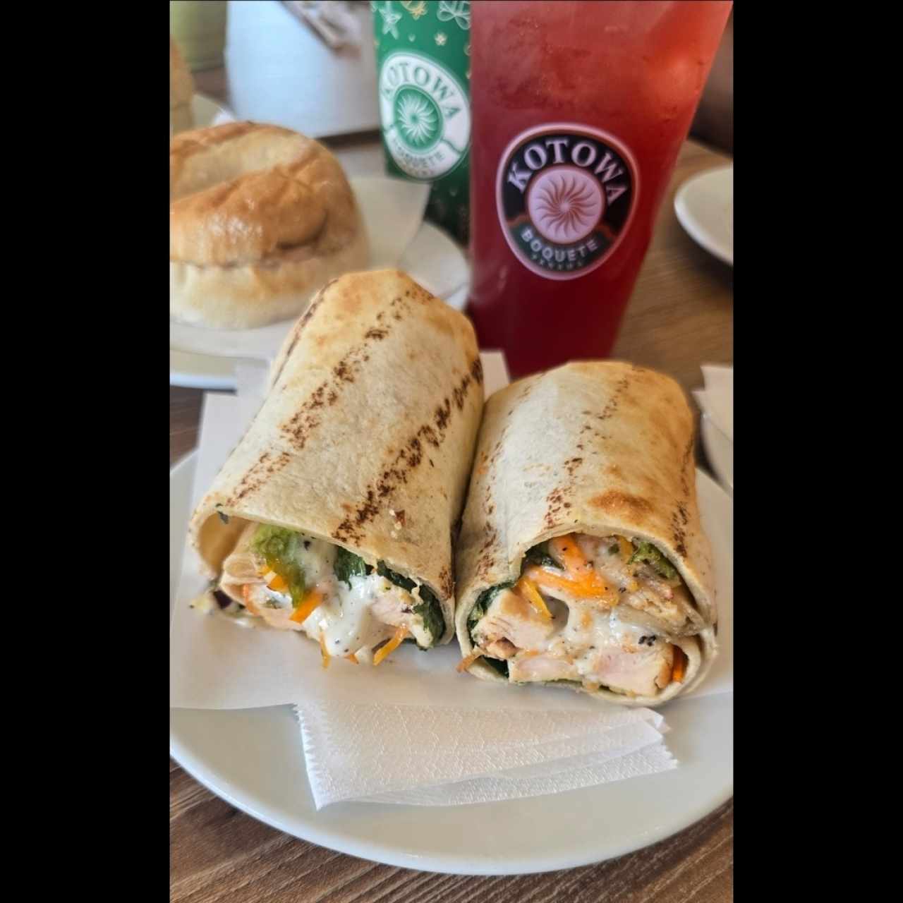 wrap de pollo y dragon fruit tea