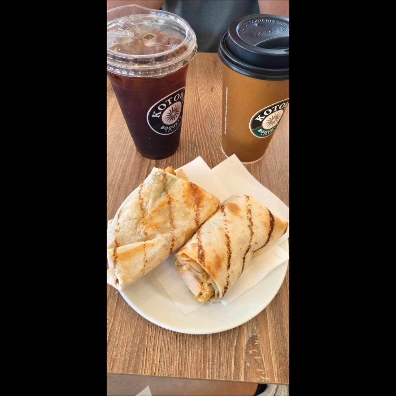 café con leche, cold brew y  wrap de pollo