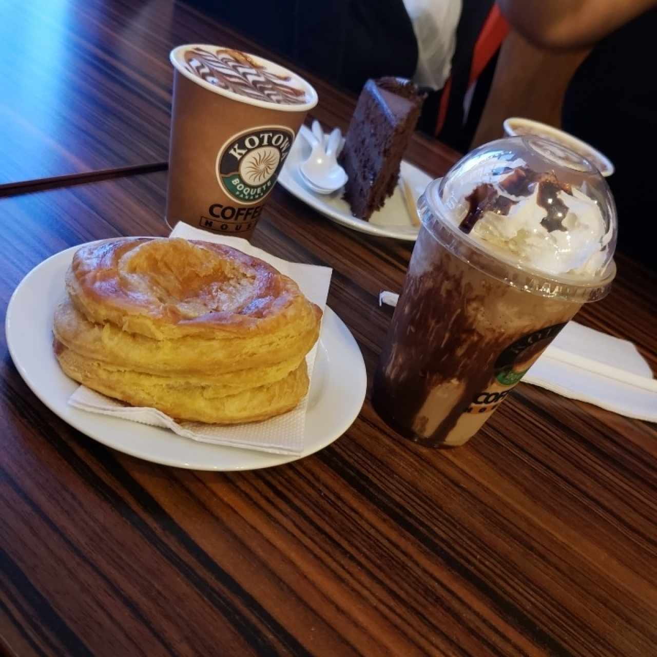 Chocolate-mint frappé, pastelito de queso blanco