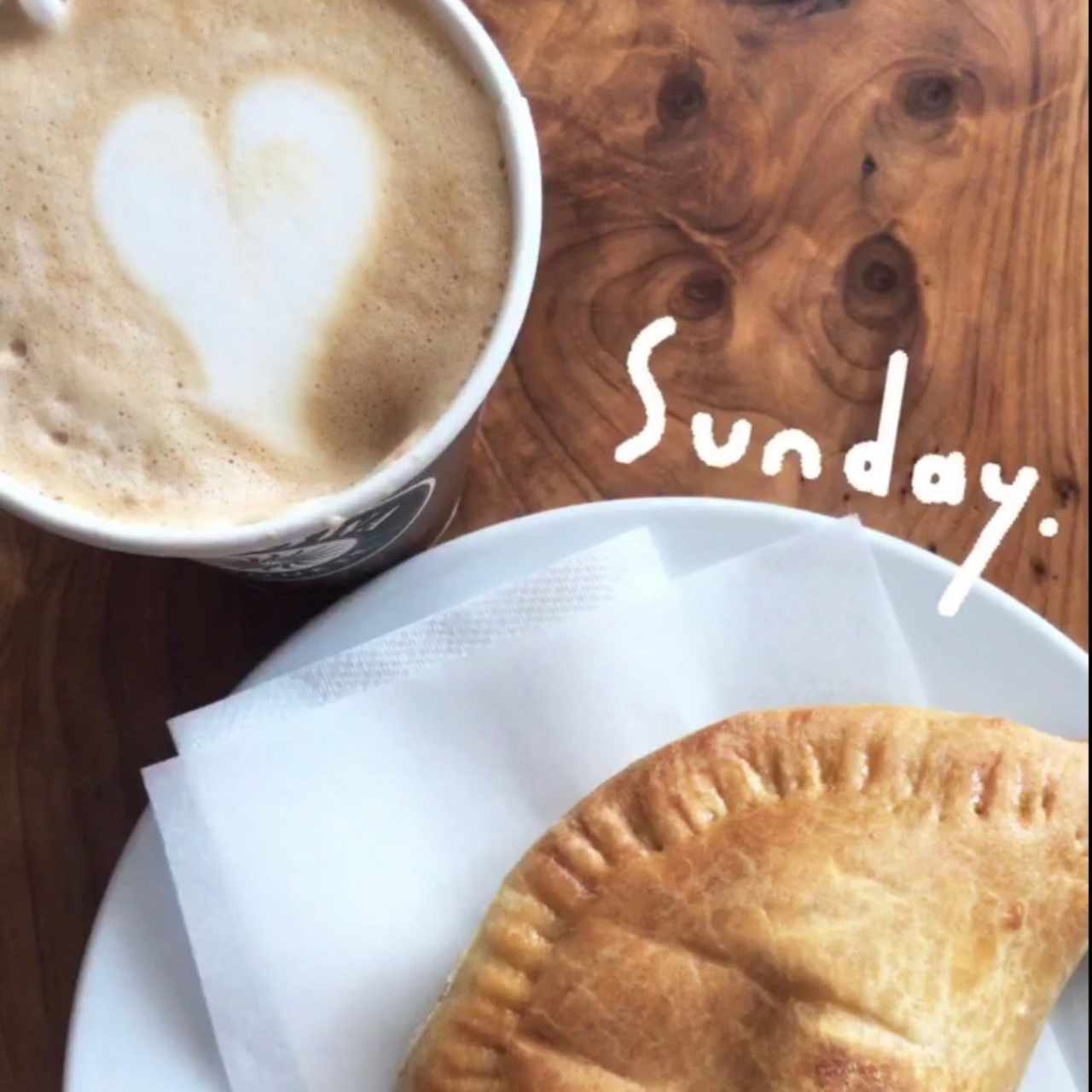 capuccino con empanada de queso artesanal