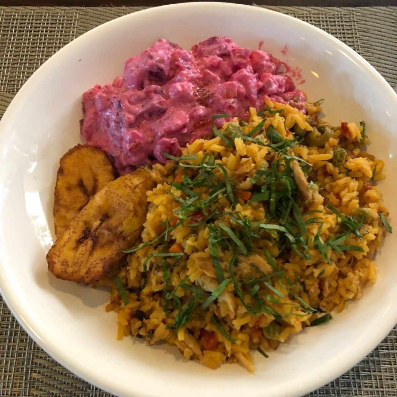 Arroz con pollo, ensalada de feria, tajadas