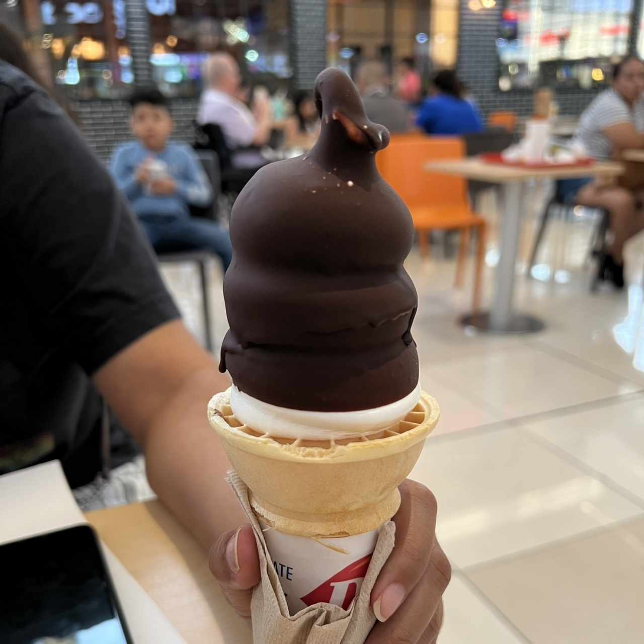 Cono cubierto de chocolate 