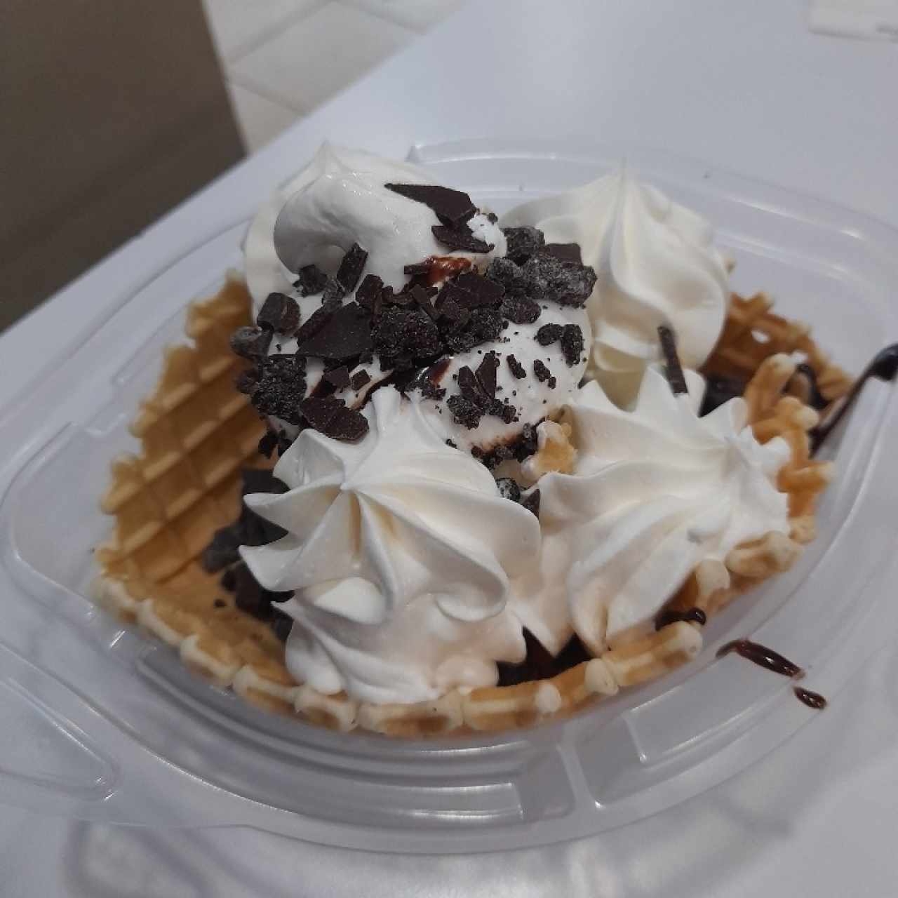 canasta waffle de chocolate