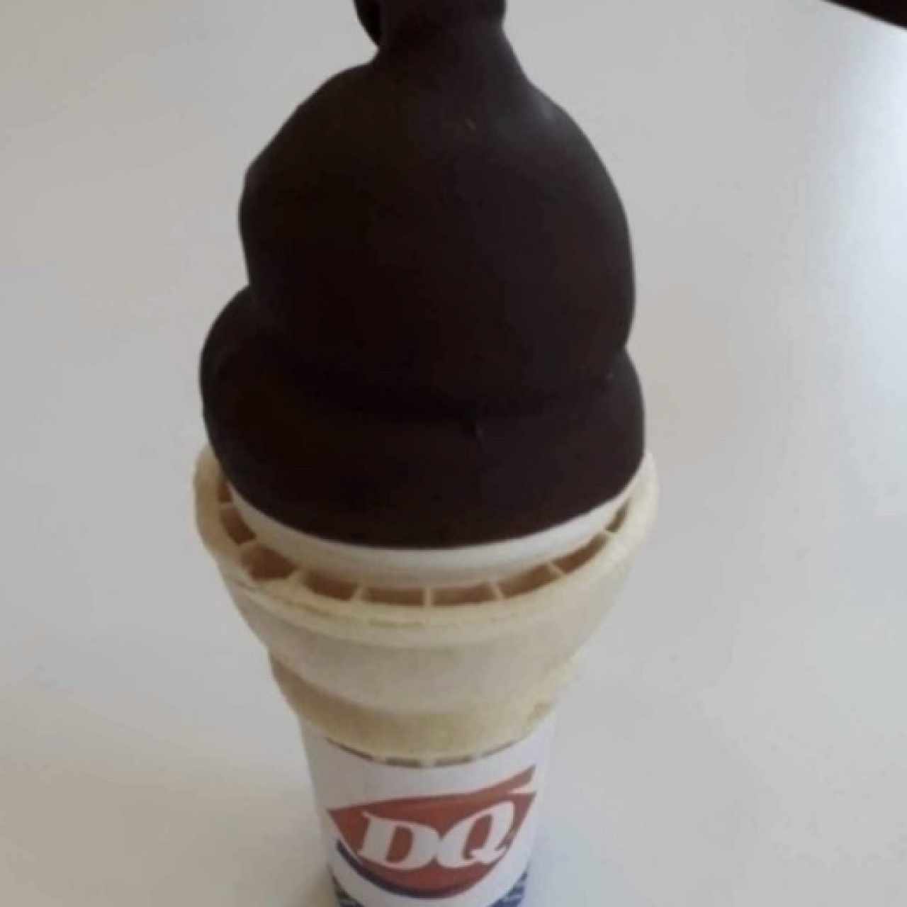 Helado de vainilla con chocolate