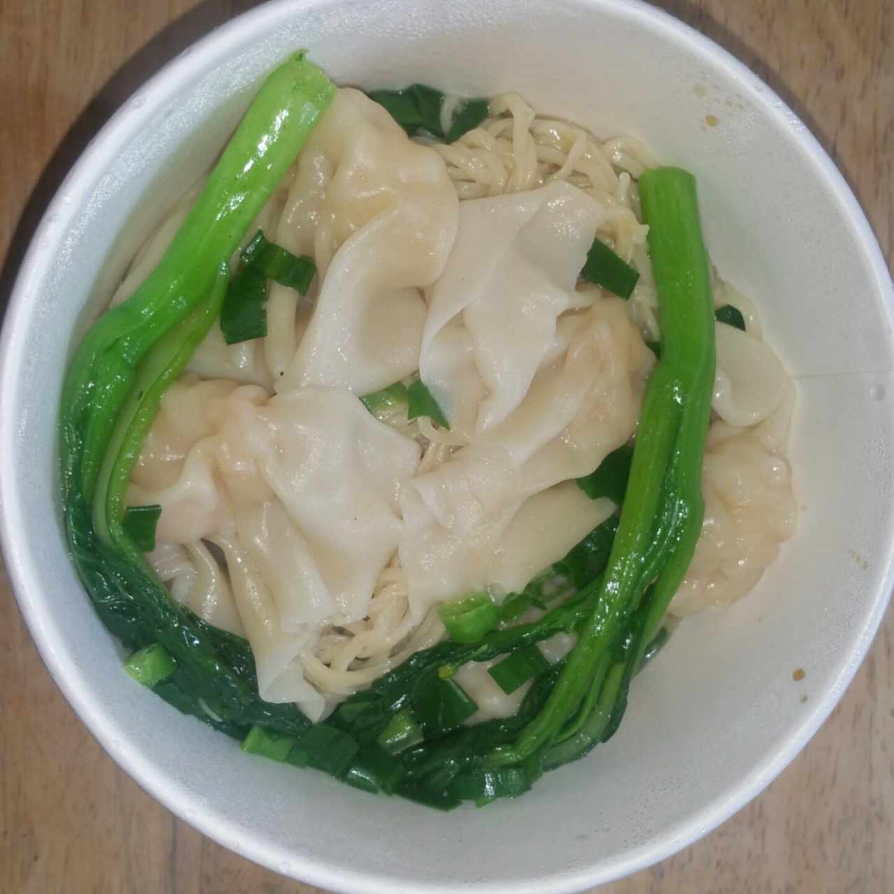 Sopa de wanton de camarones, con fideos y hojas de mostaza
