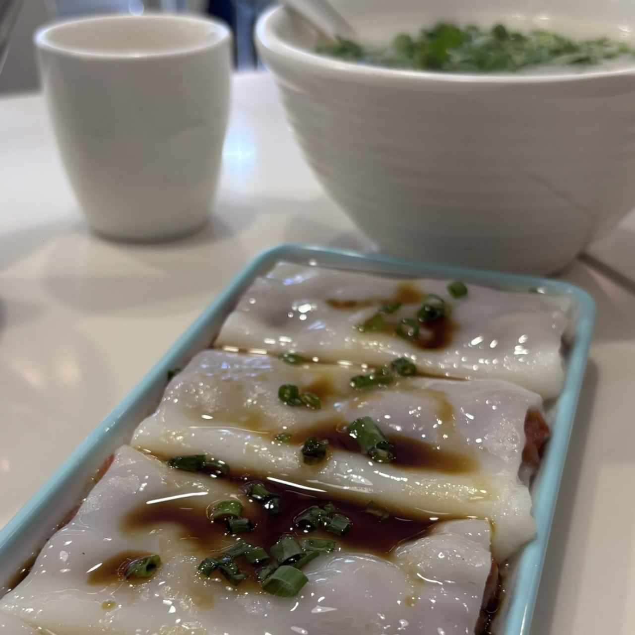 Chee cheung fung de puerco y guacho de huevo negro