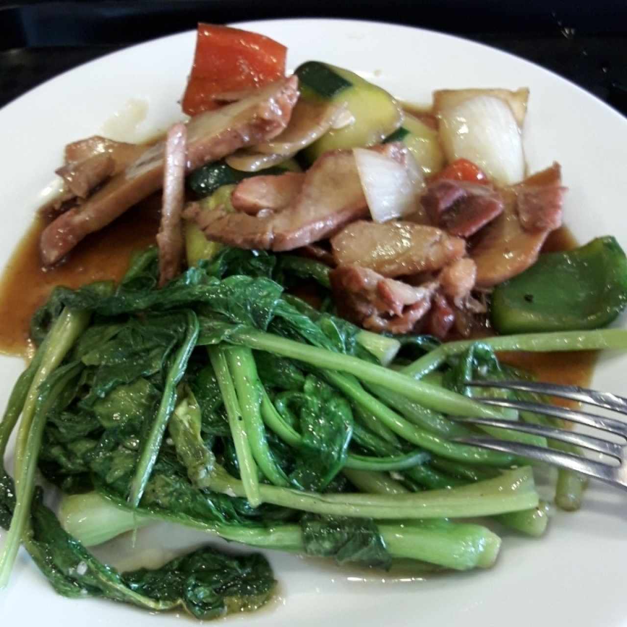 Puerco asado con hojas de mostaza