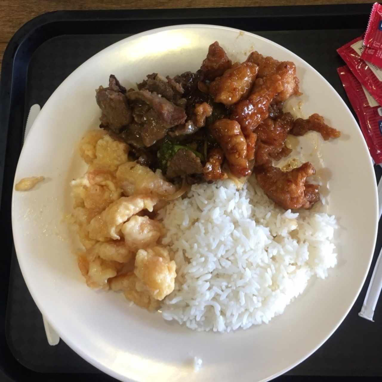 Camarones rebosados con crema de coco, carne mongol, pollo agridulce acompañados con arroz blanco 