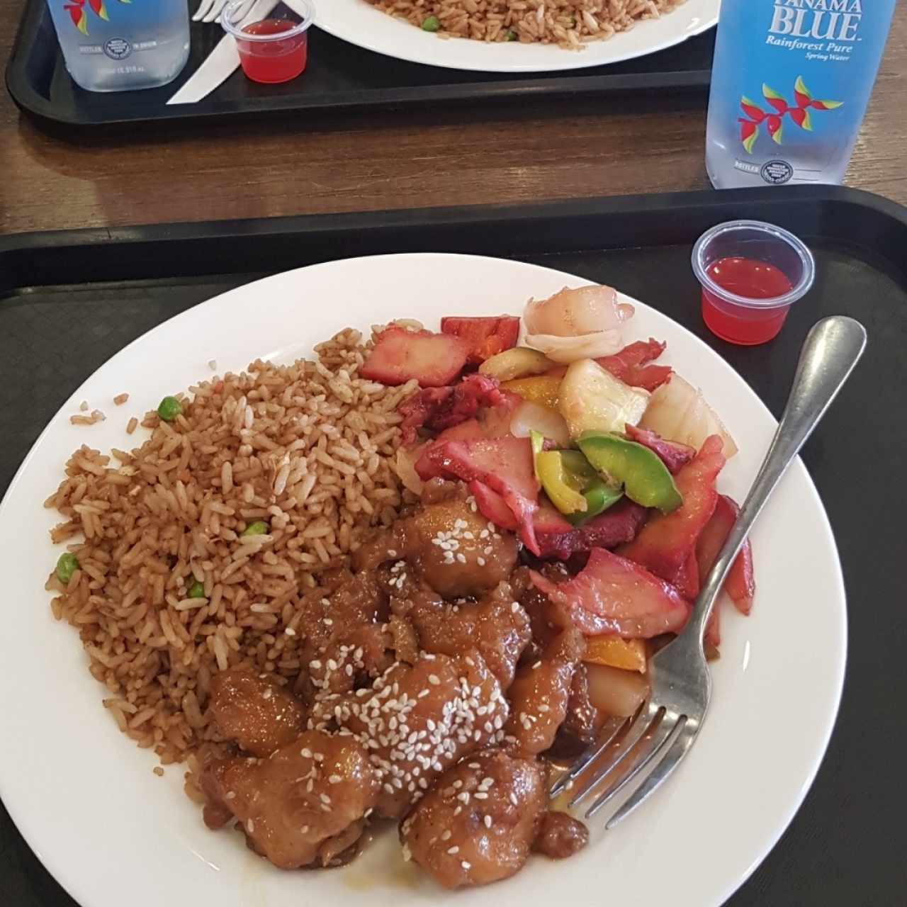 Arroz frito, puerco asado y pollo al sésamo 