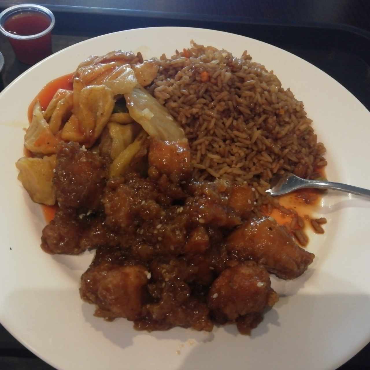 Arroz chino, papas salteadas y pollo al sésamo. 