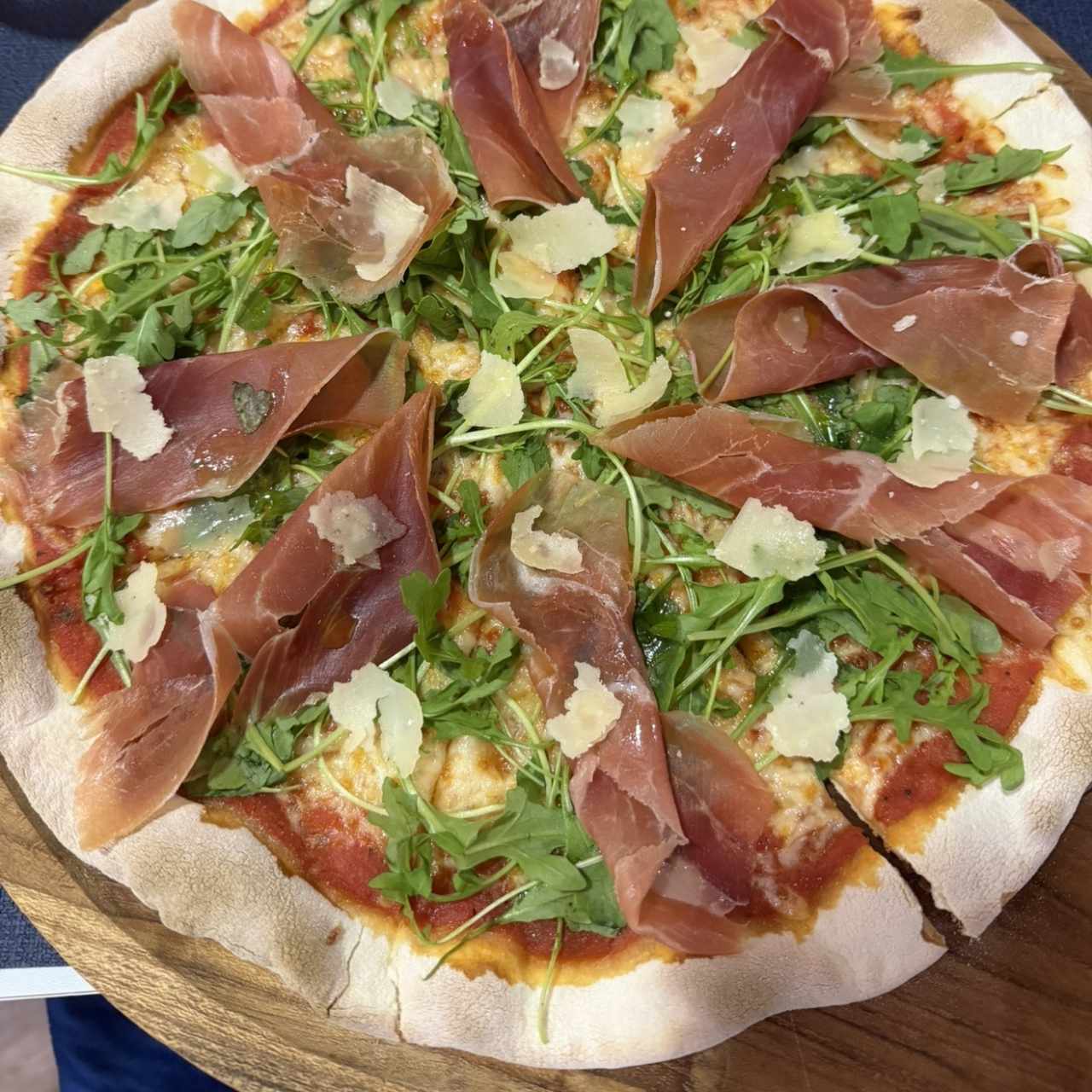 Pizza de prochutto y arugula