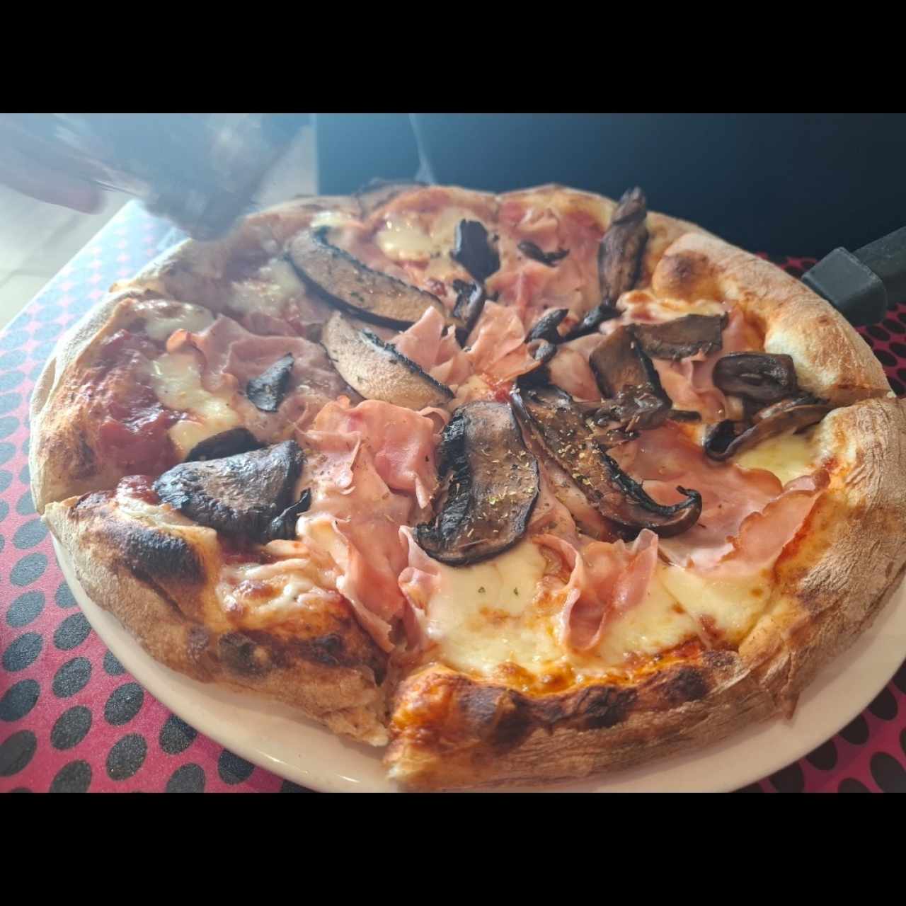 pizza de jamón con hongos