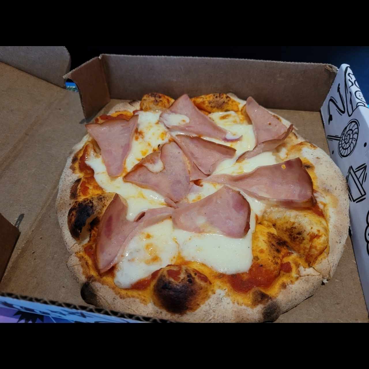 Una pizza de 8" (pepperoni, jamón o queso) o un Dron de queso con jamón y pepperoni