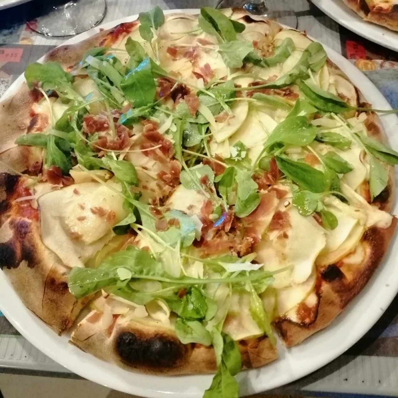 Pizza manzana, brie, serrano