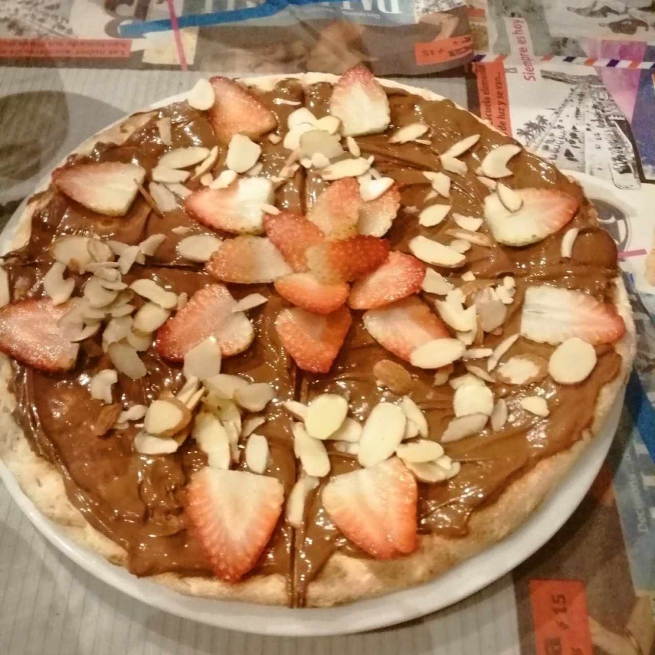 Pizza de nutella con fresas y almendras