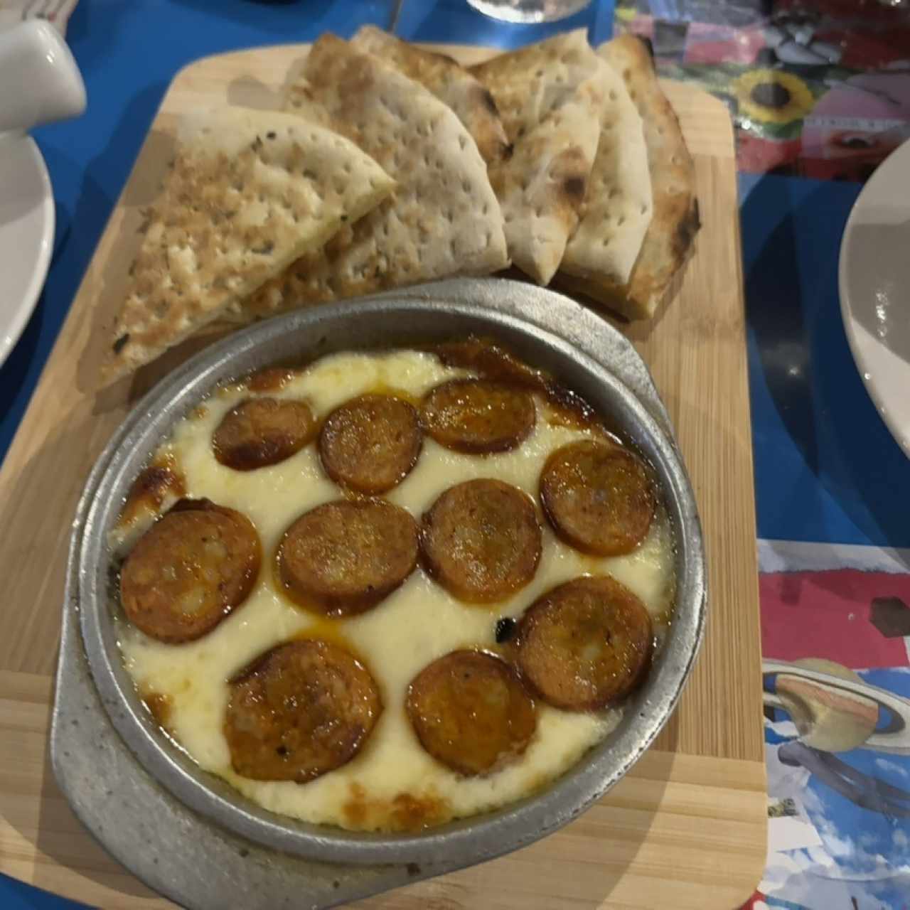 Provolone con chorizo al horno