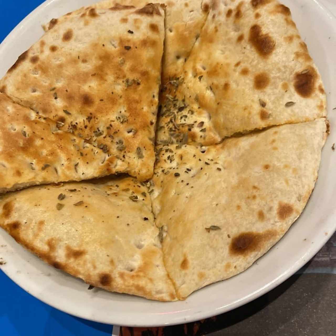 Pan pizza con aceite de ajo, tomate picado y orégano