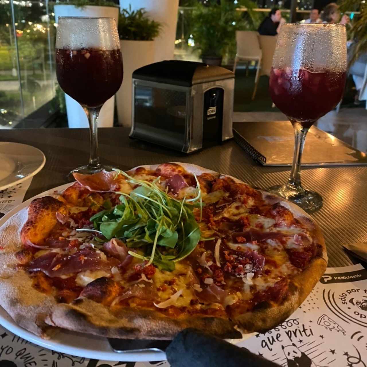 Pizza brava + sangría tinta