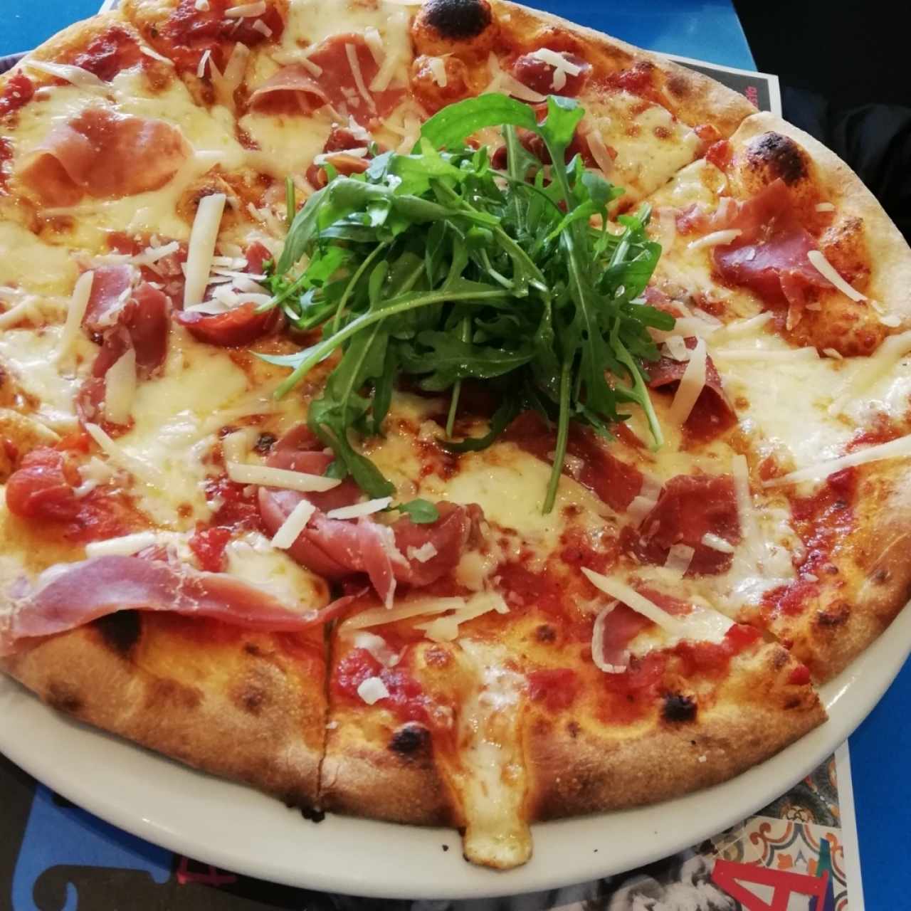 pizza de prosciutto y rucula