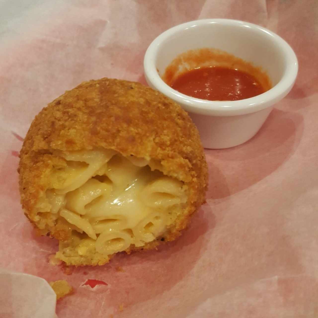 bola de Mac&cheese con salsa de la casa