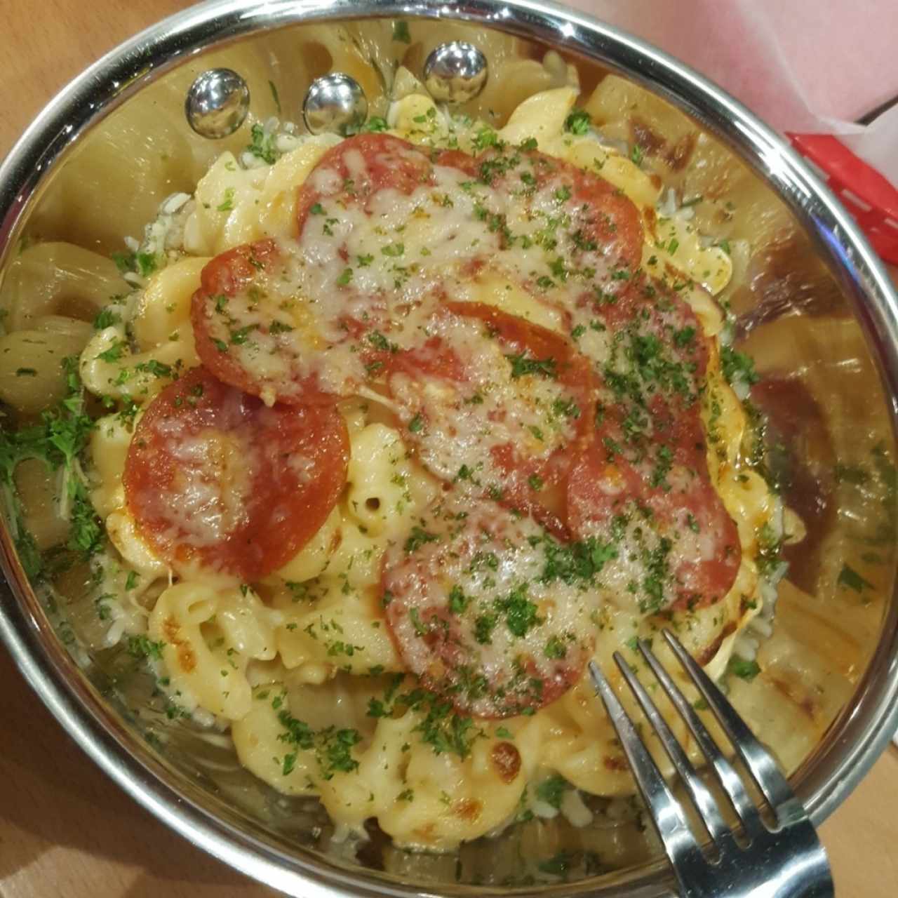 Mac&cheese de pepperoni con queso! 