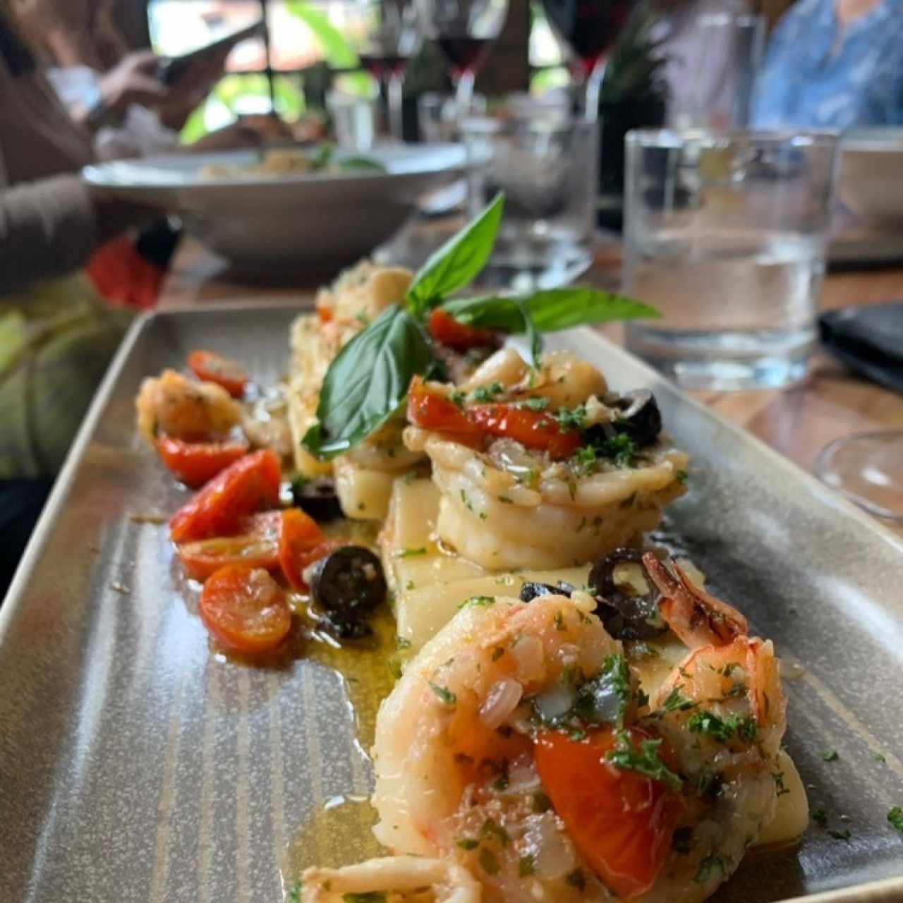 pasta larga con langostinos