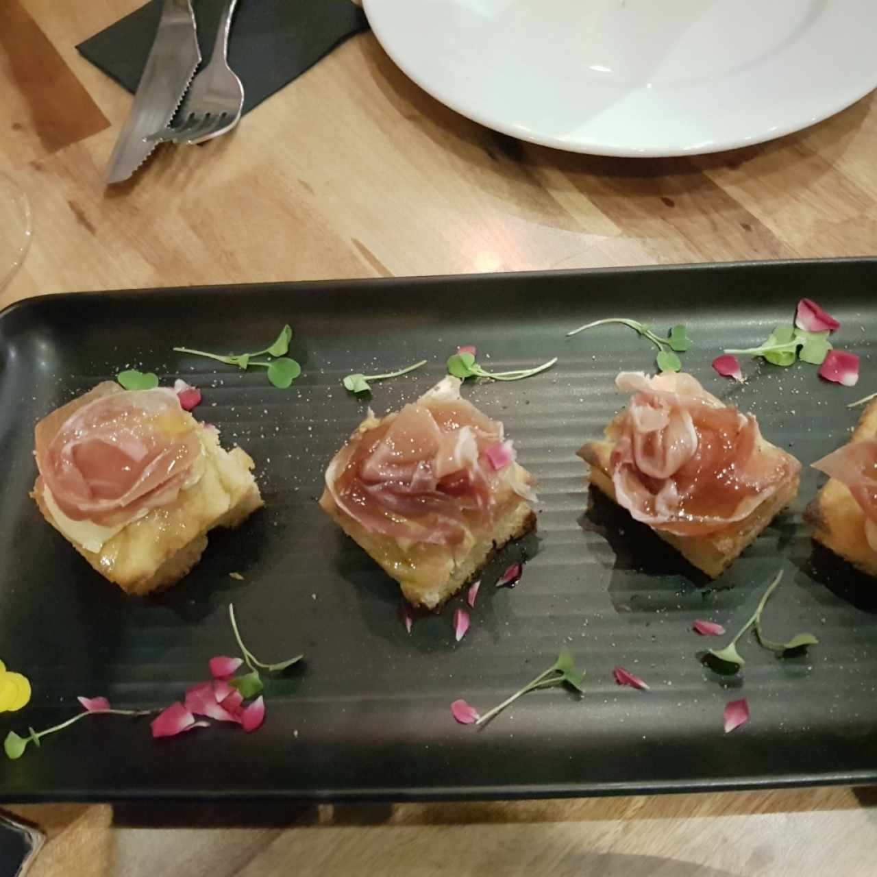 foccacina: foccacia con prosciutto di parma decorado con flores comestibles