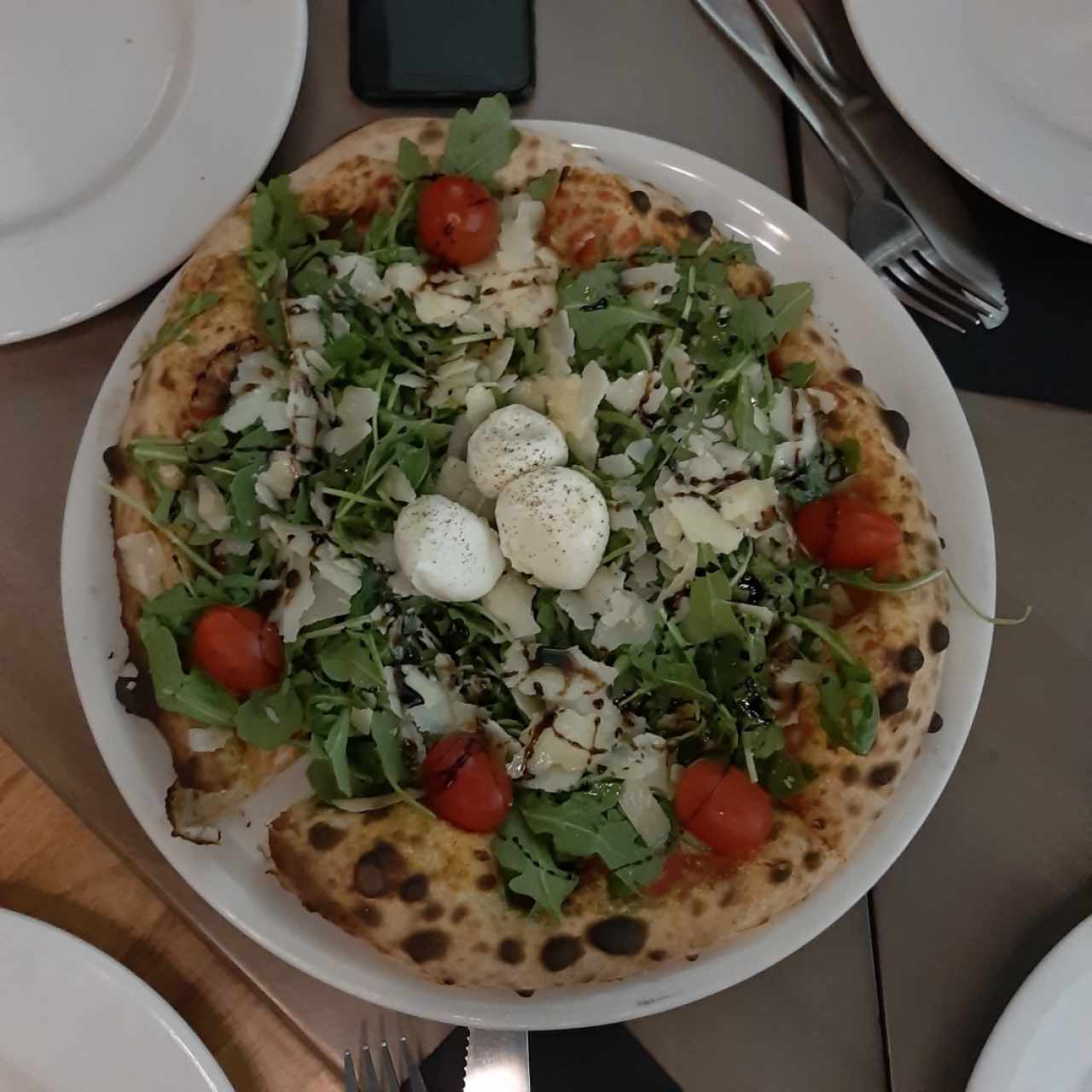 pizza con jamon crudo rúcula y parmesano 