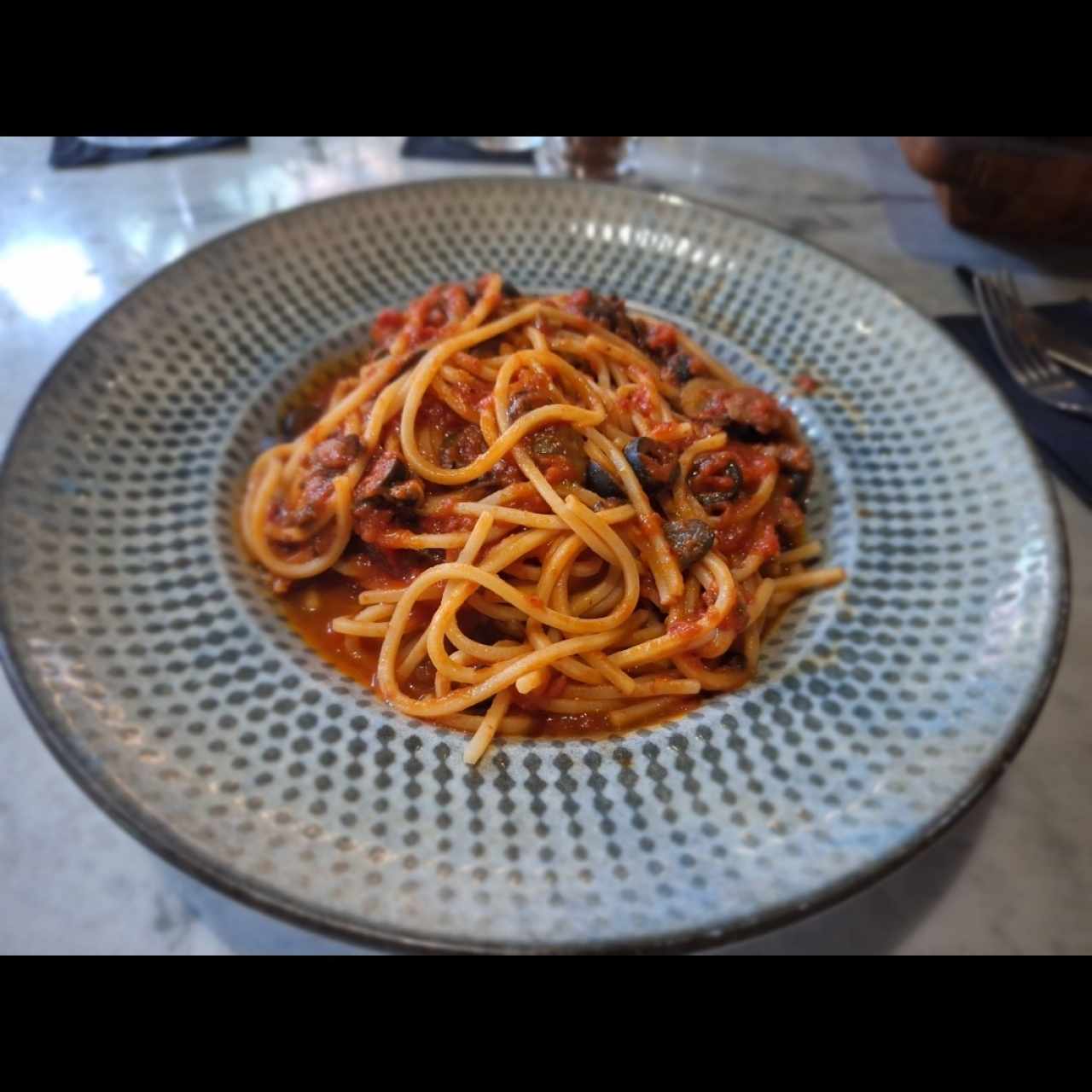 Espagueti pomodoro con hongos y aceitunas. 