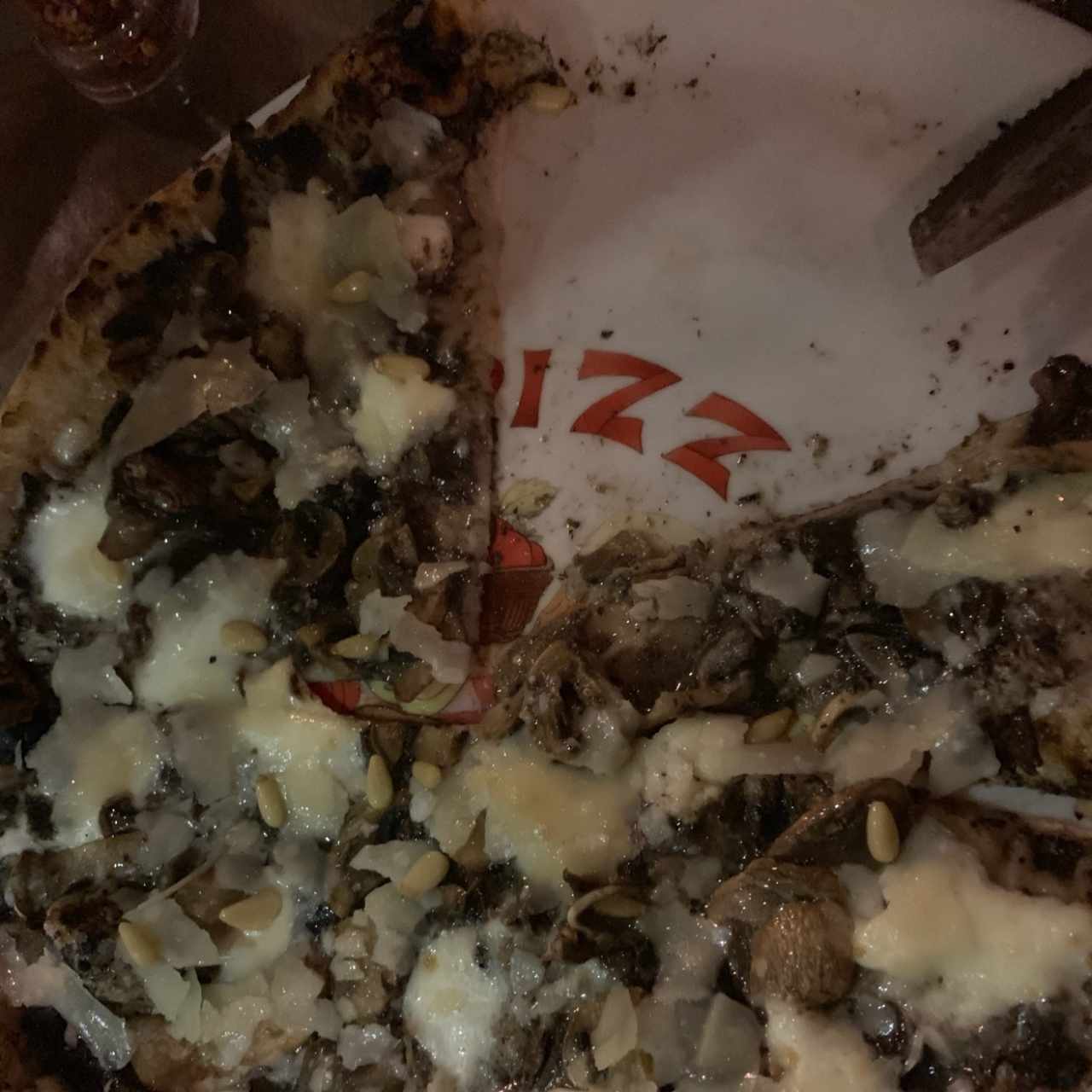pizza con crema de tartufo