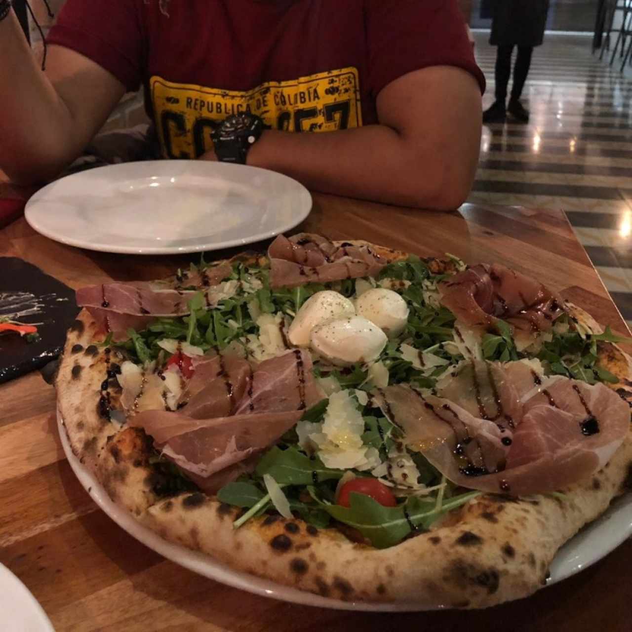 Pizza de Rucula, jamon serrano, mozzarella buffala, parmesano fresco y aceite balsamico