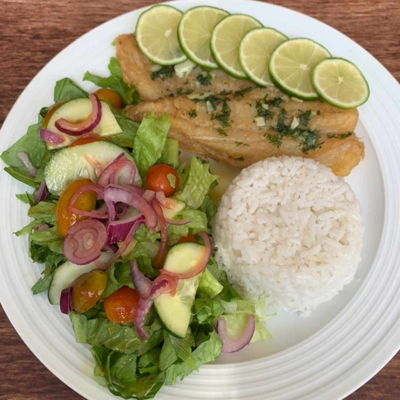 Percado al ajillo co  arroz y ensalada