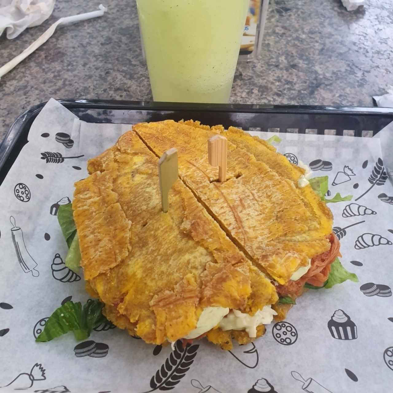 Patacón de carne Mechada