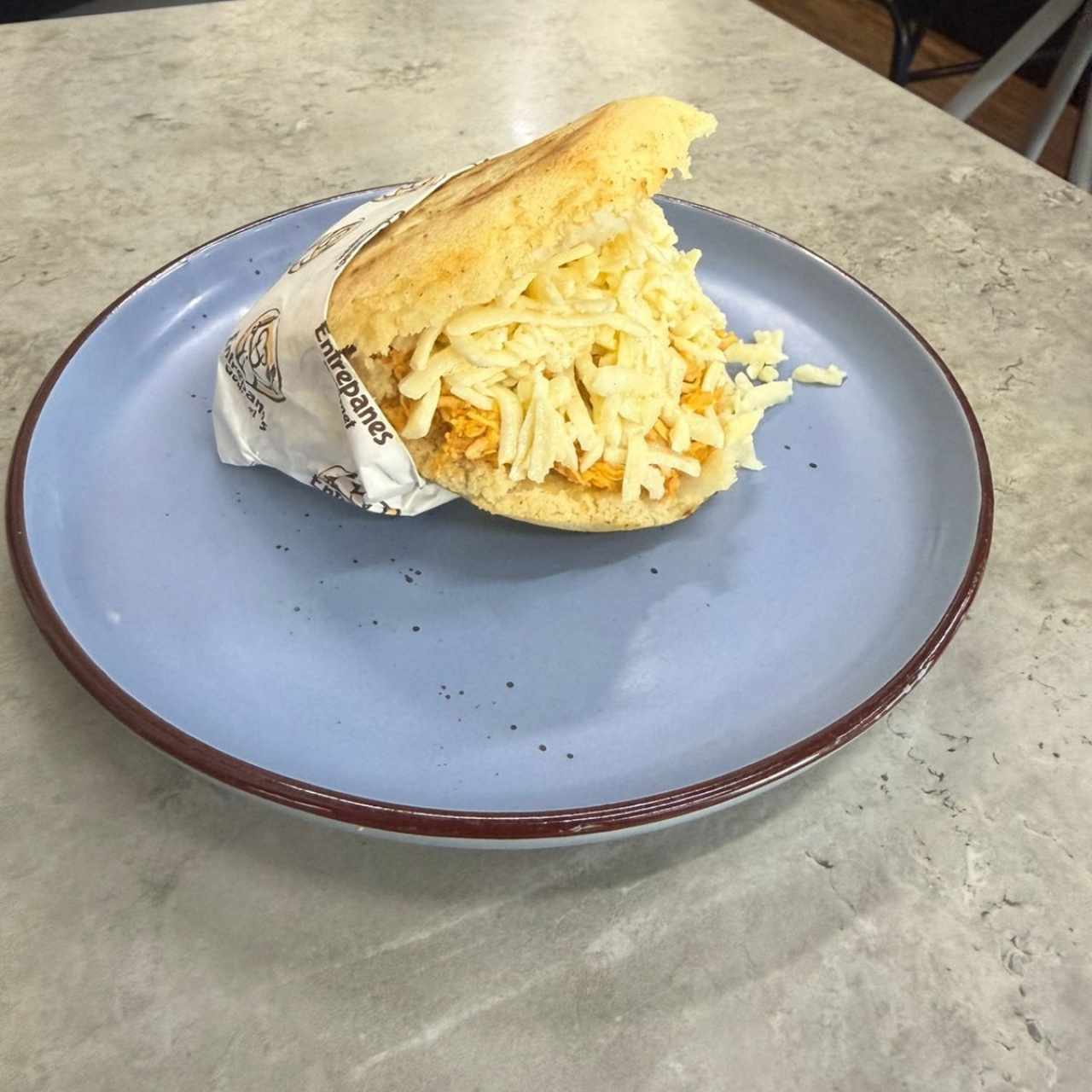 Arepa de Pollo y Queso