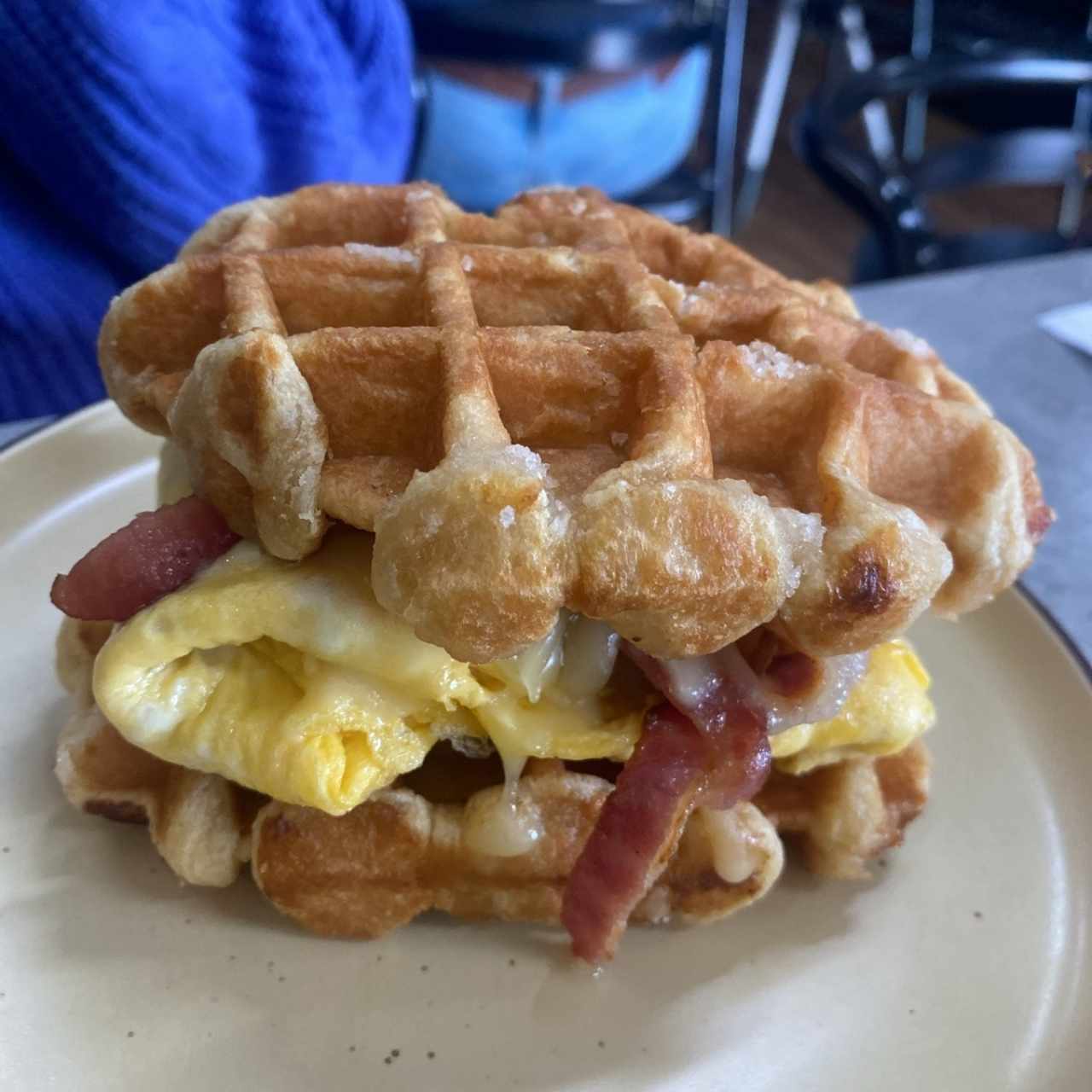 Waffles con Huevo,Bacon y Queso