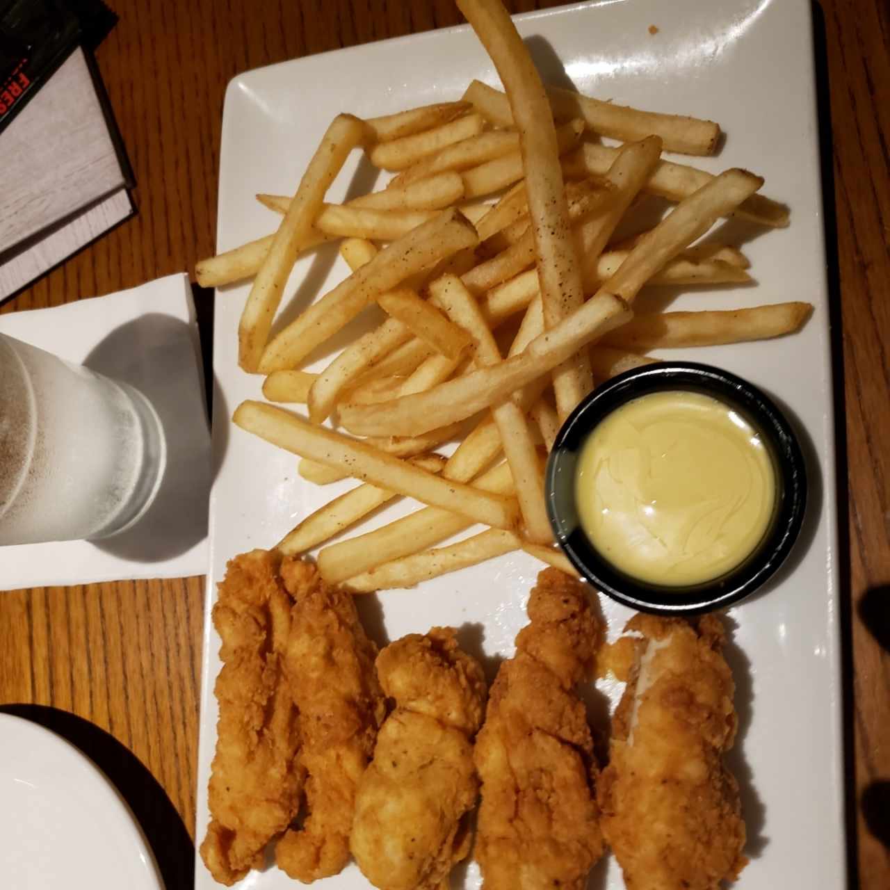 chicken fingers con papas fritas