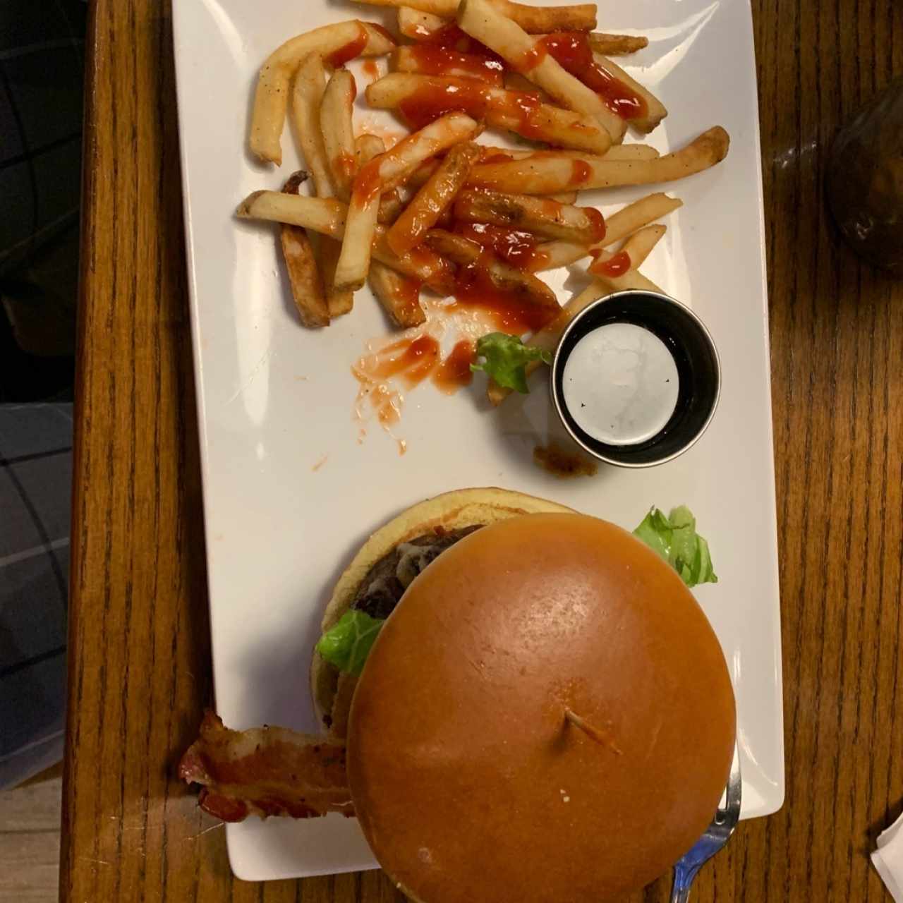 friday signature burger, pero ya no trae casi papitas. pronto habra qie pedirlas  aparte 