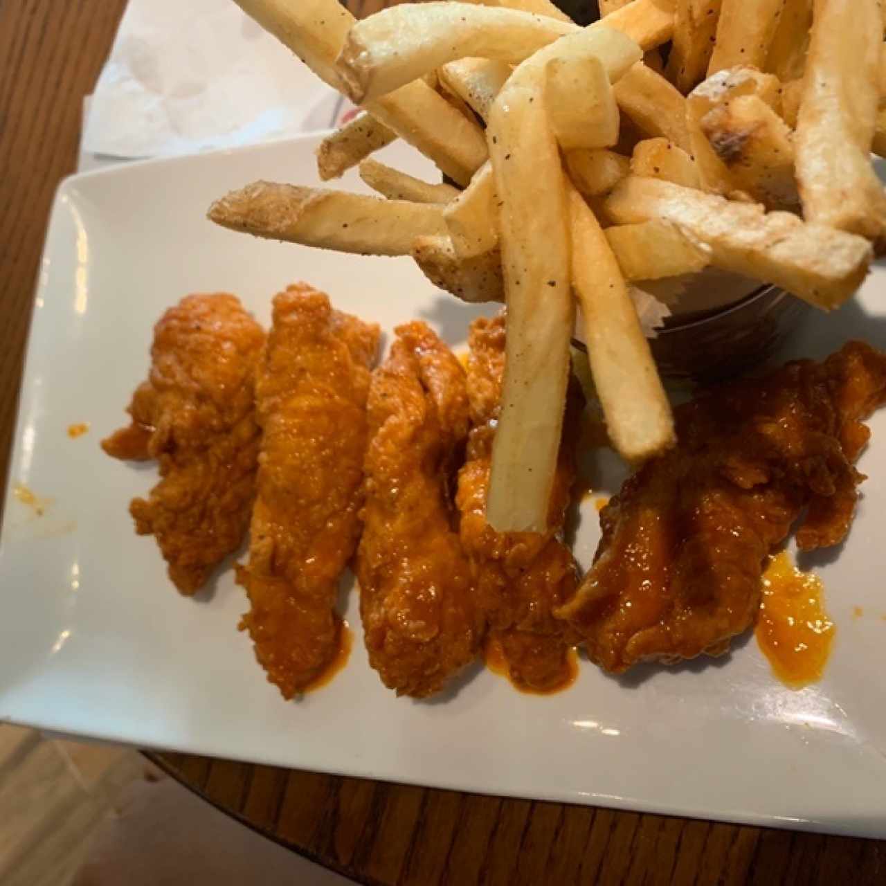 Chicken fingers bañados en salsa picante