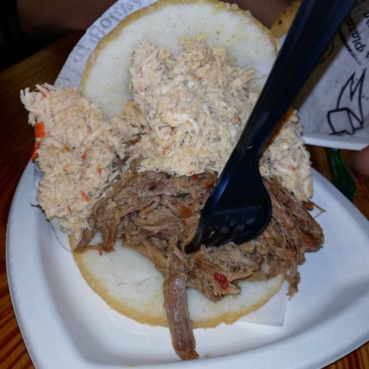 Arepa de pollo y ropa vieja (carne)