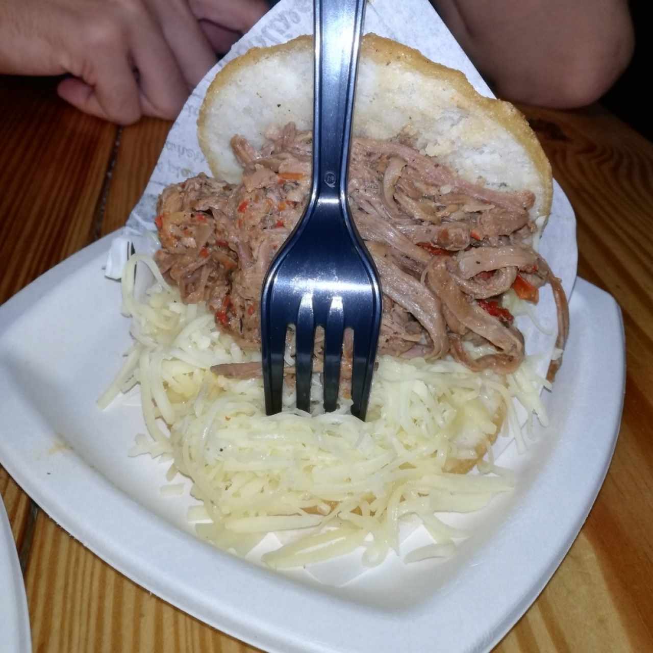 Arepa de queso gouda y carne desmechada
