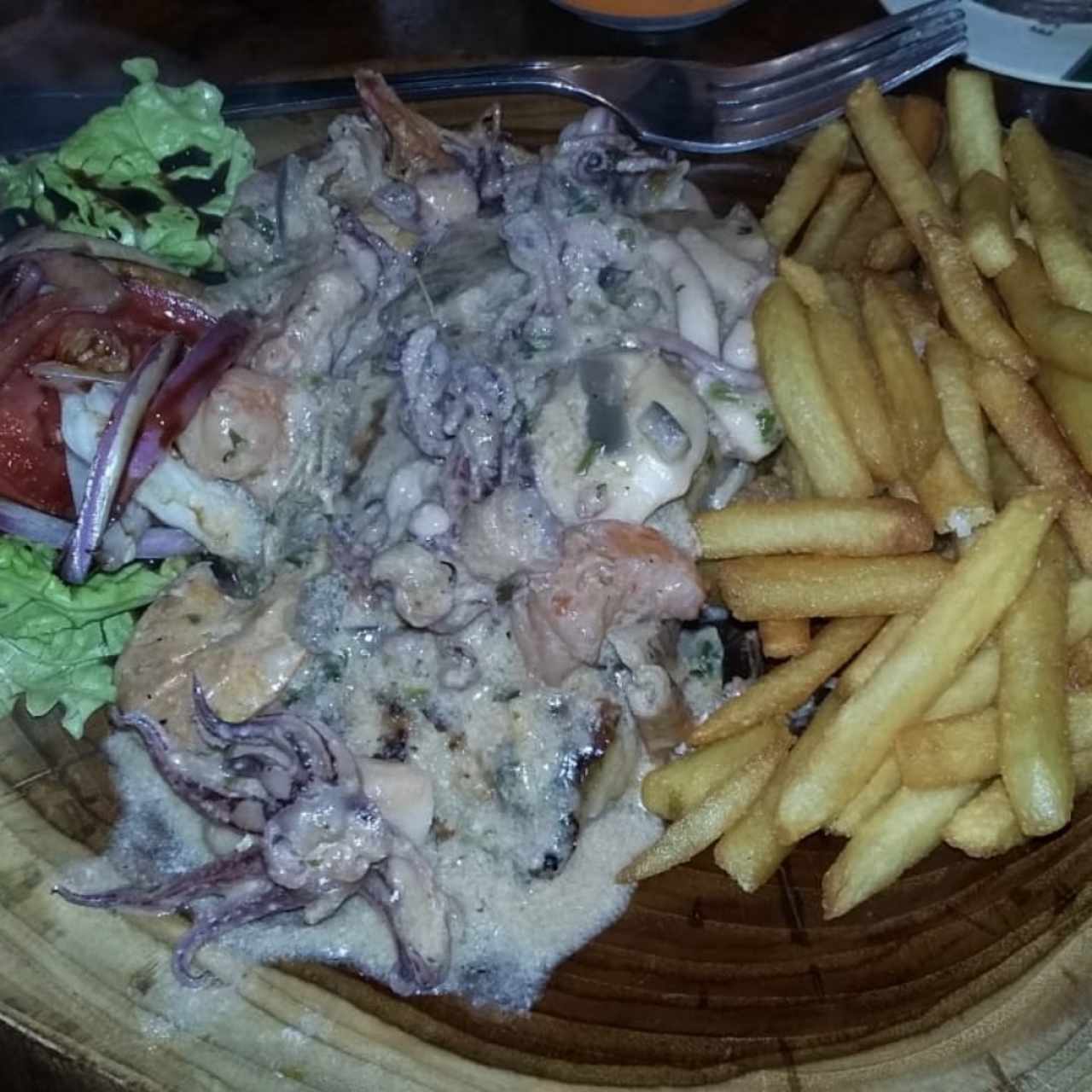 Filete de corvina en salsa de mariscos